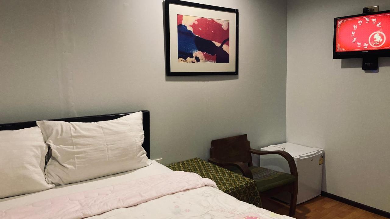 Noom Guesthouse Lop Buri Esterno foto