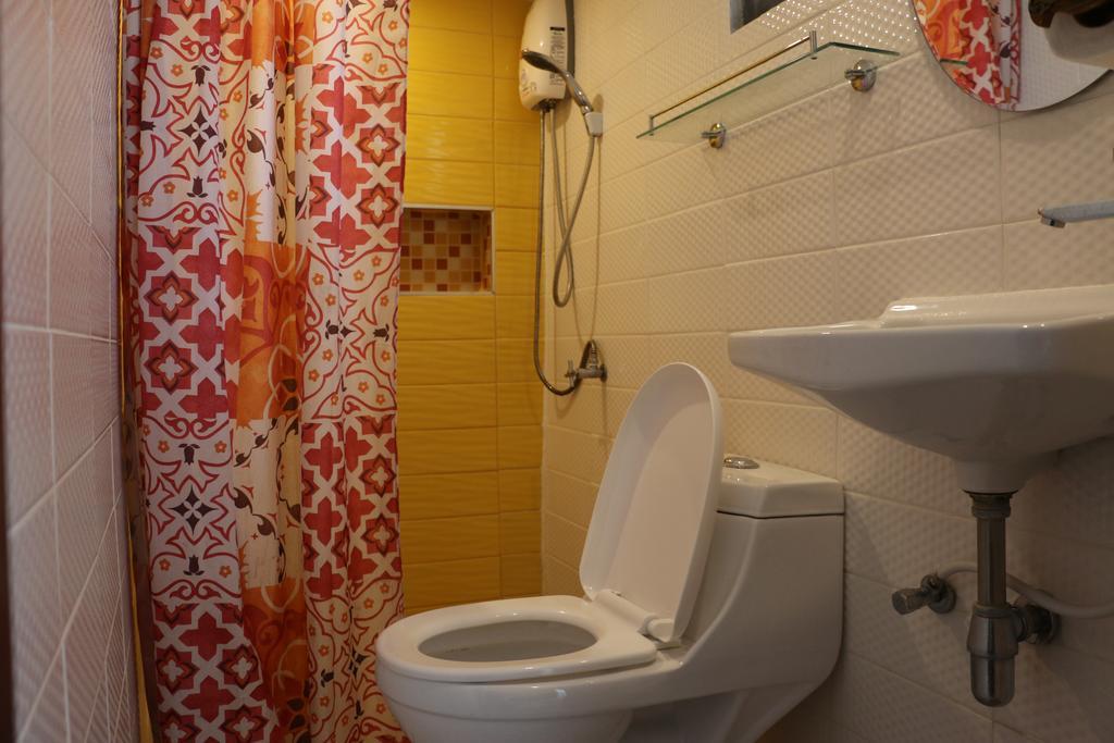 Noom Guesthouse Lop Buri Esterno foto