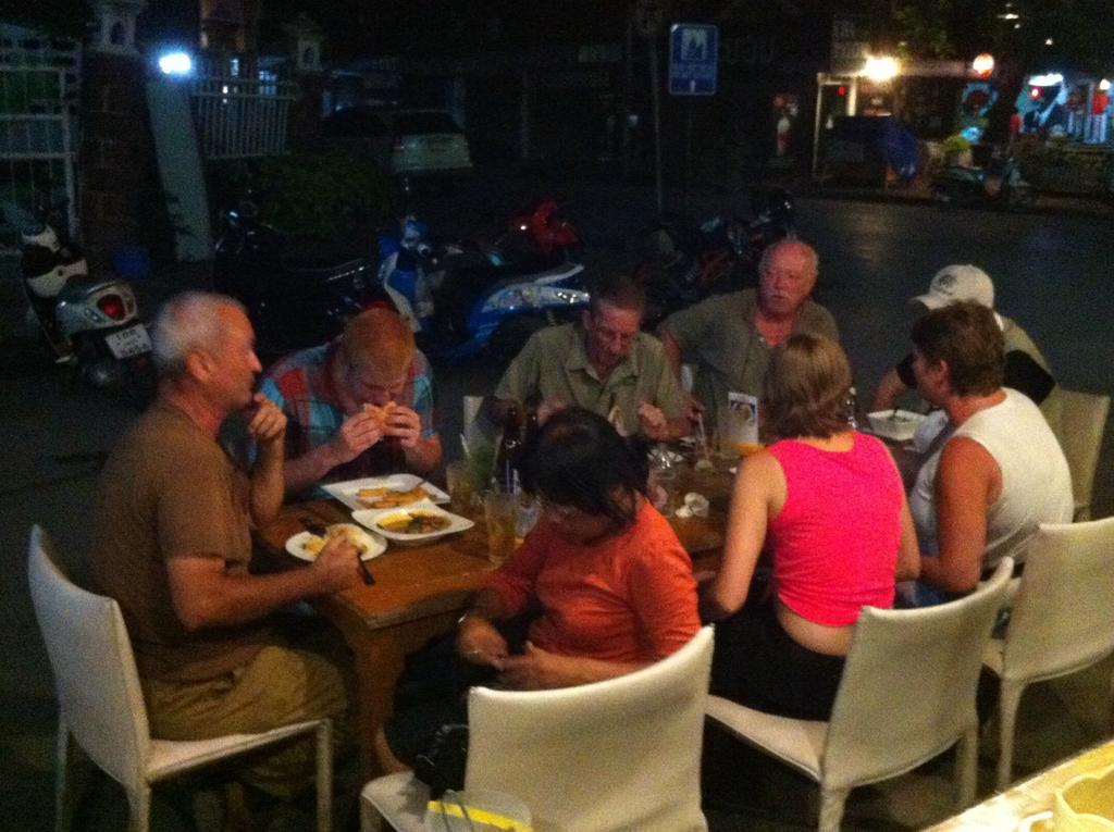 Noom Guesthouse Lop Buri Esterno foto