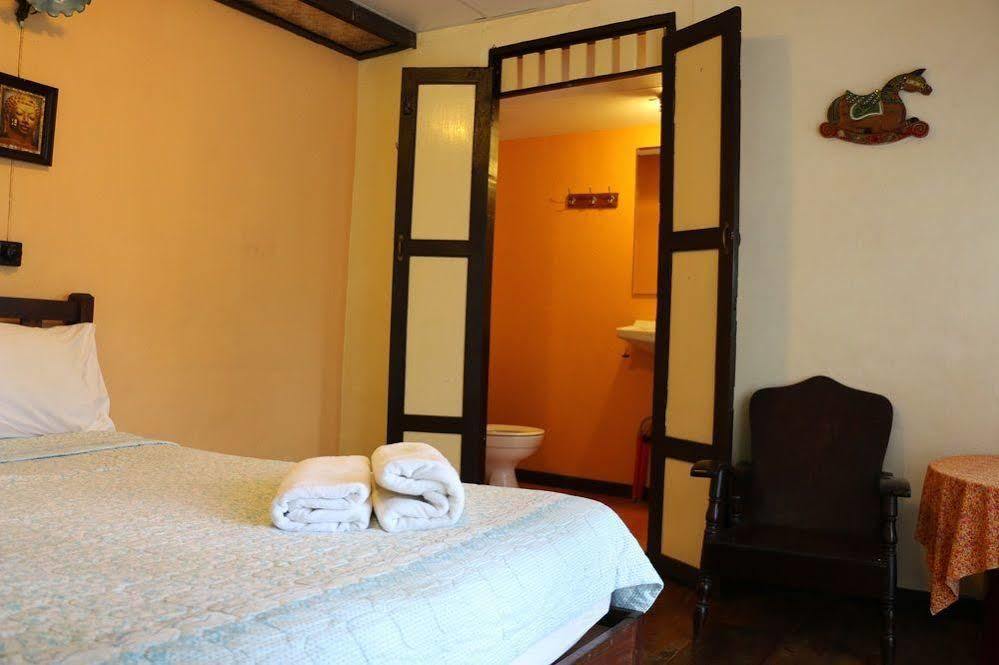 Noom Guesthouse Lop Buri Esterno foto