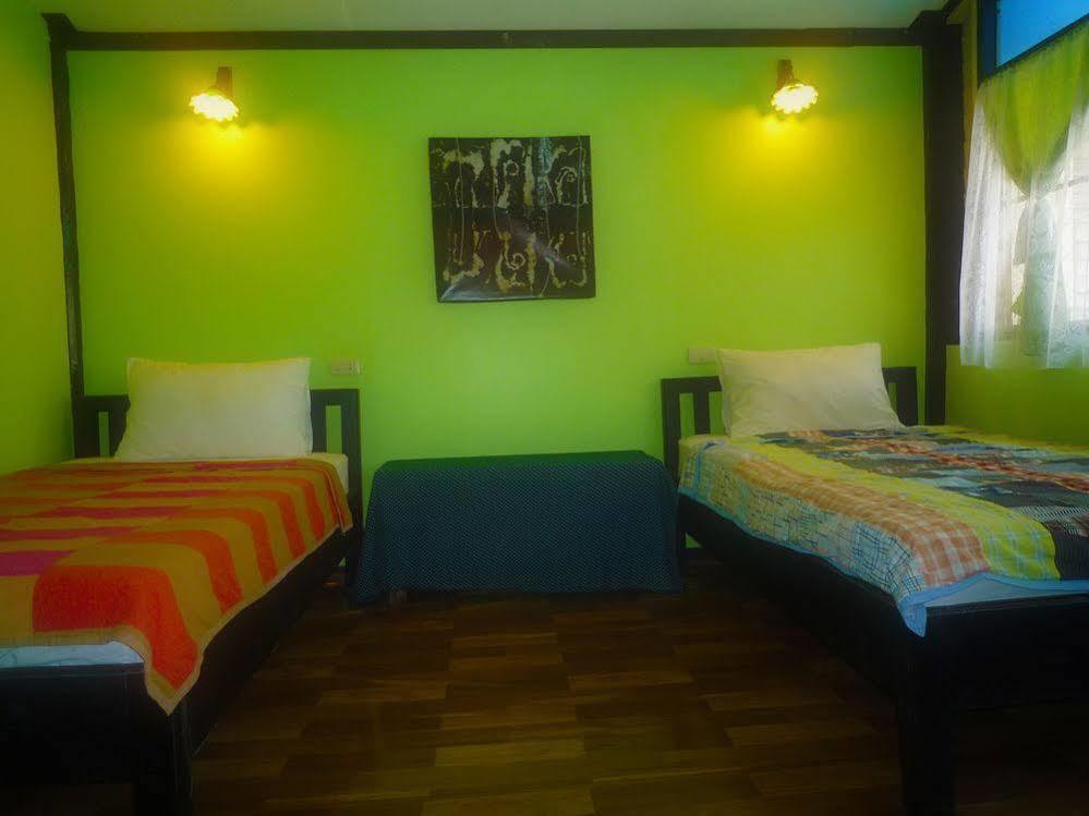 Noom Guesthouse Lop Buri Esterno foto