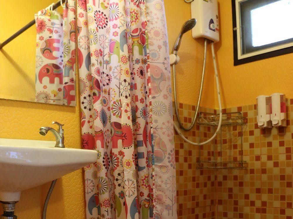 Noom Guesthouse Lop Buri Esterno foto