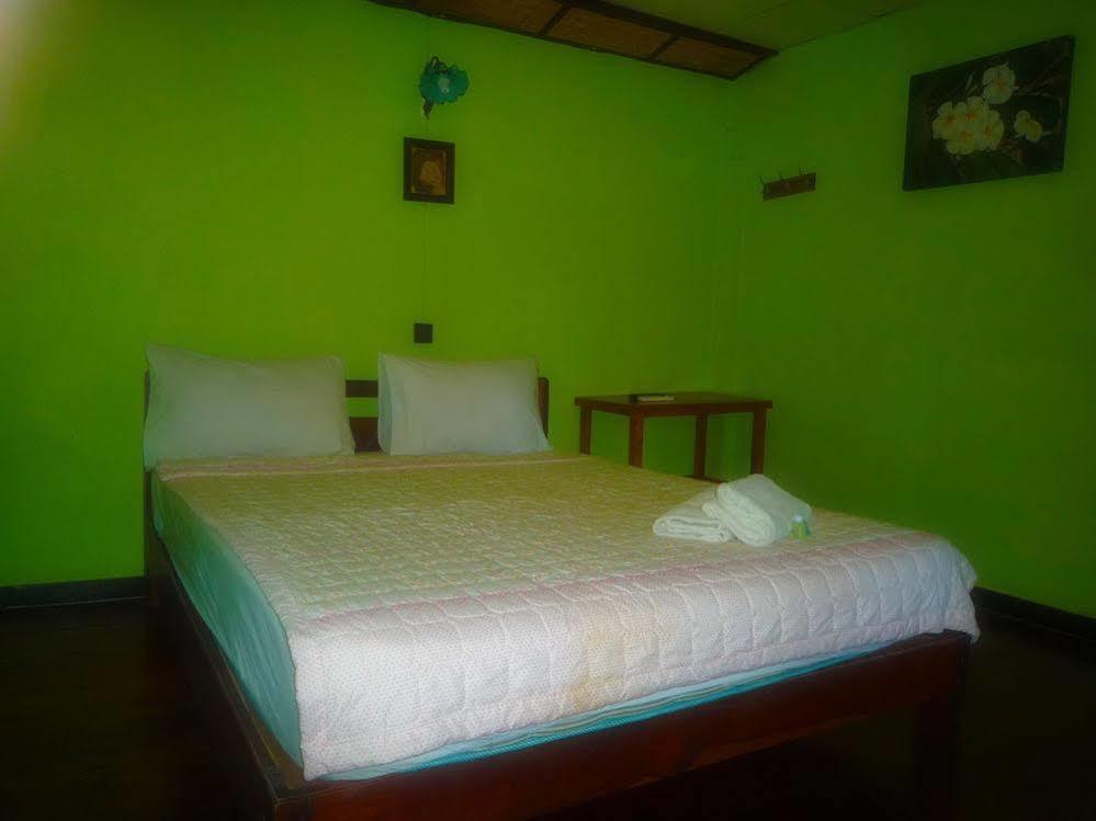 Noom Guesthouse Lop Buri Esterno foto